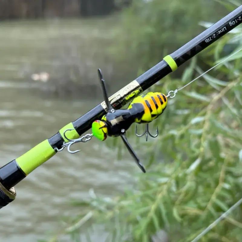 Leurre flottant en forme de guêpe