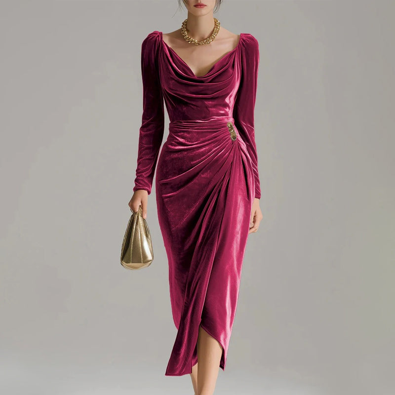 Robe à manches longues avec col, froncée et fendue