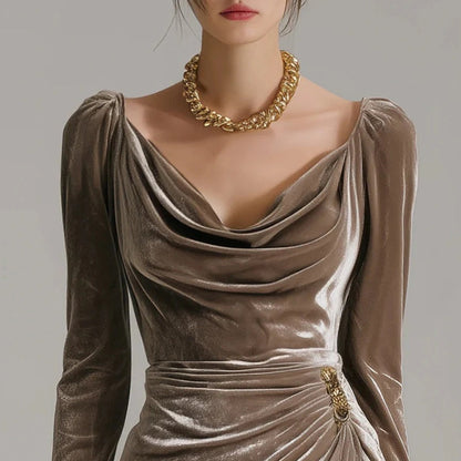 Robe à manches longues avec col, froncée et fendue