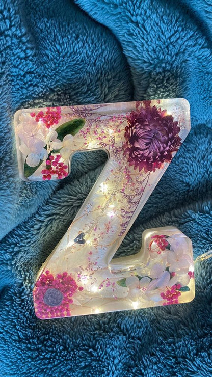 Lettres artisanales en résine florale LED