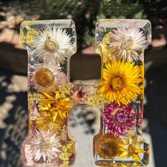Lettres artisanales en résine florale LED