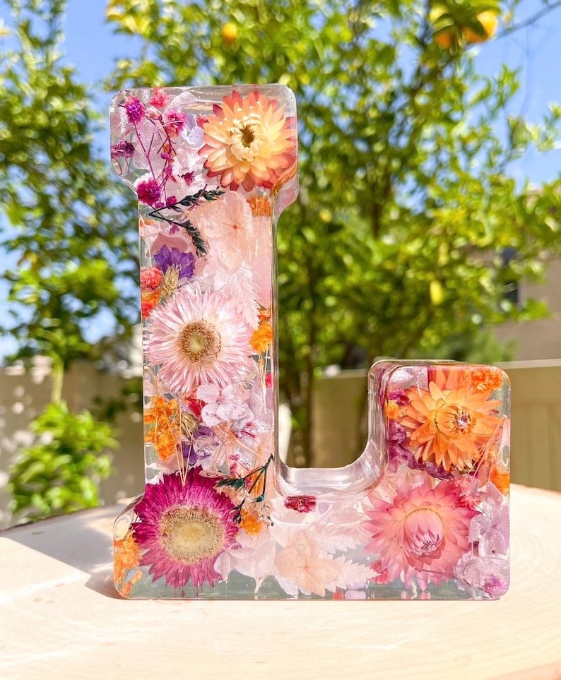 Lettres artisanales en résine florale LED