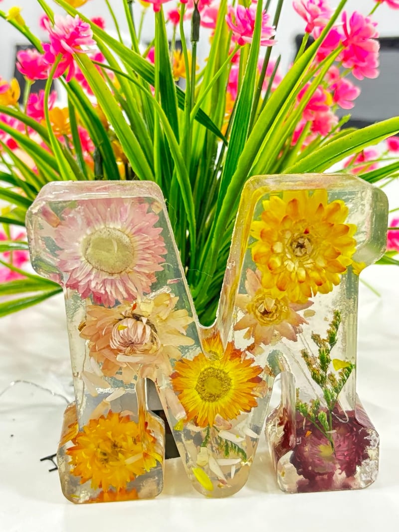 Lettres artisanales en résine florale LED