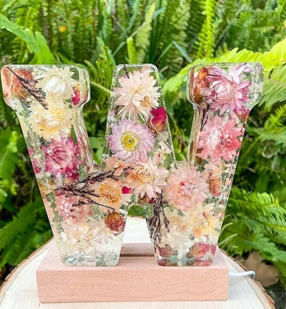 Lettres artisanales en résine florale LED