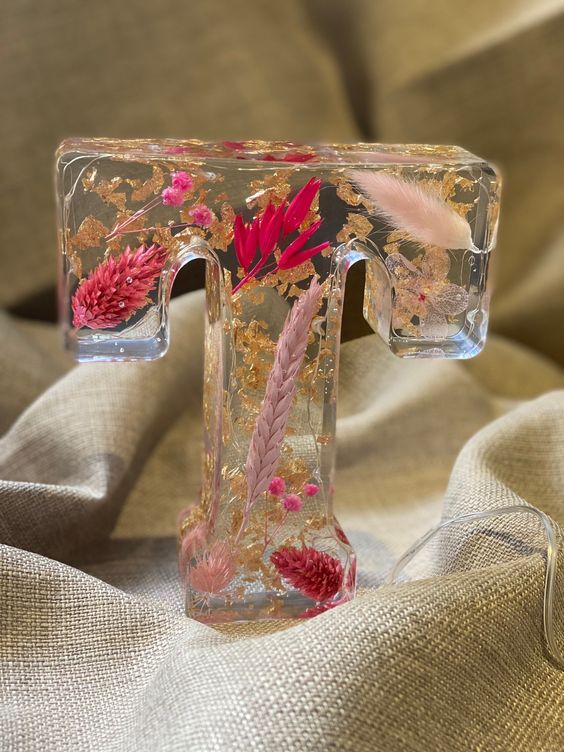 Lettres artisanales en résine florale LED