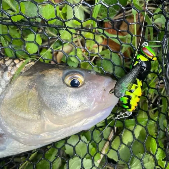 Leurre flottant en forme de guêpe