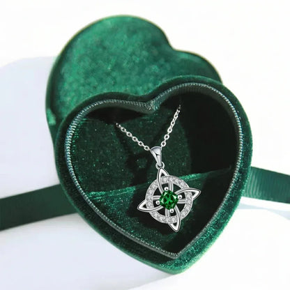 Collier avec nœud de sorcière et pierre de naissance