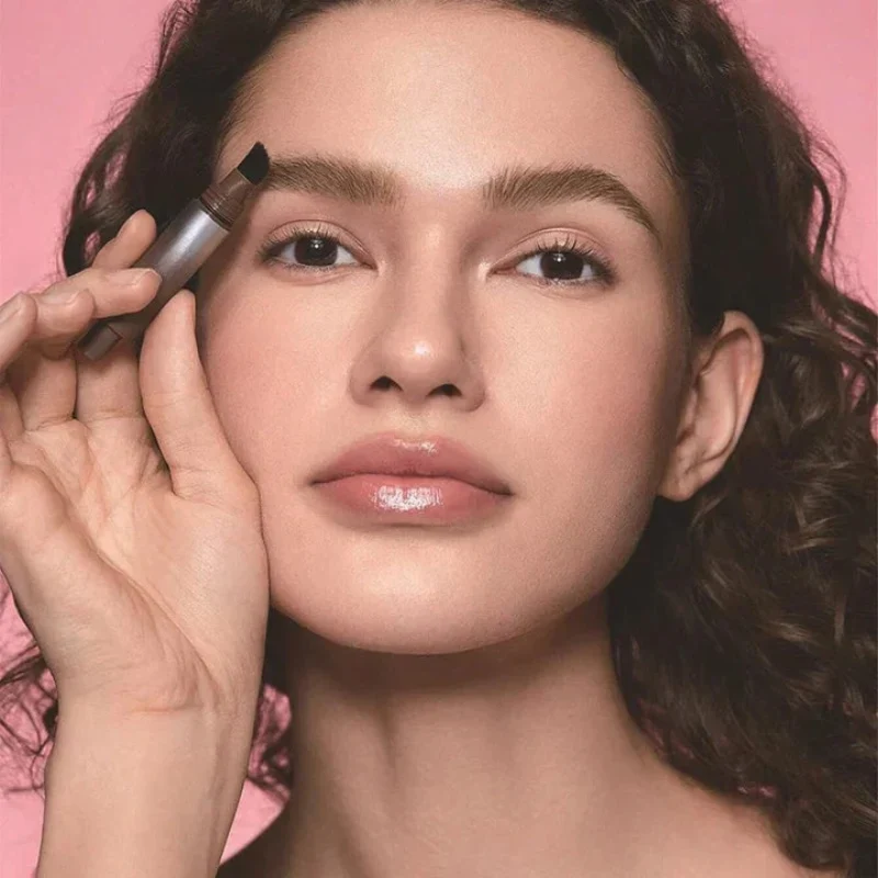 Outil de mise en forme des sourcils pour un coiffage rapide