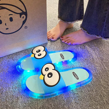 Chaussons mignons avec motifs de dessins animés lumineux