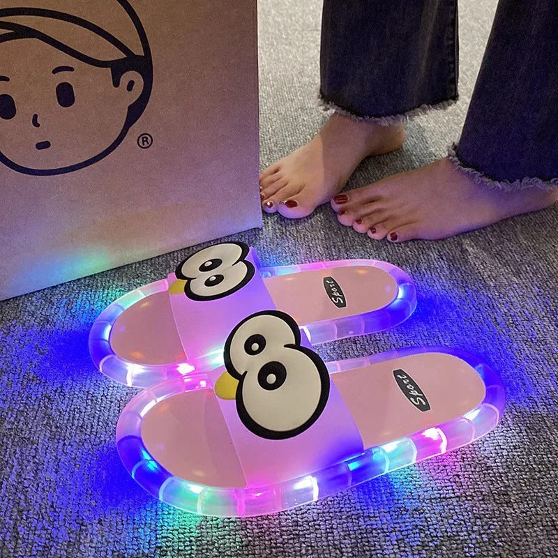 Chaussons mignons avec motifs de dessins animés lumineux