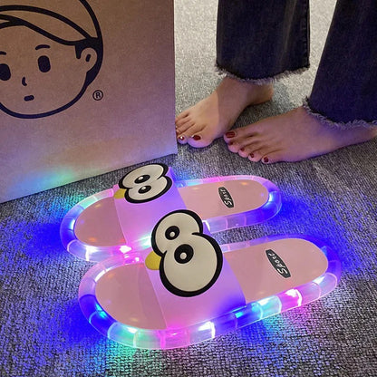 Chaussons mignons avec motifs de dessins animés lumineux